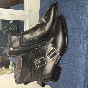 Capezzani pointed toe booties stud